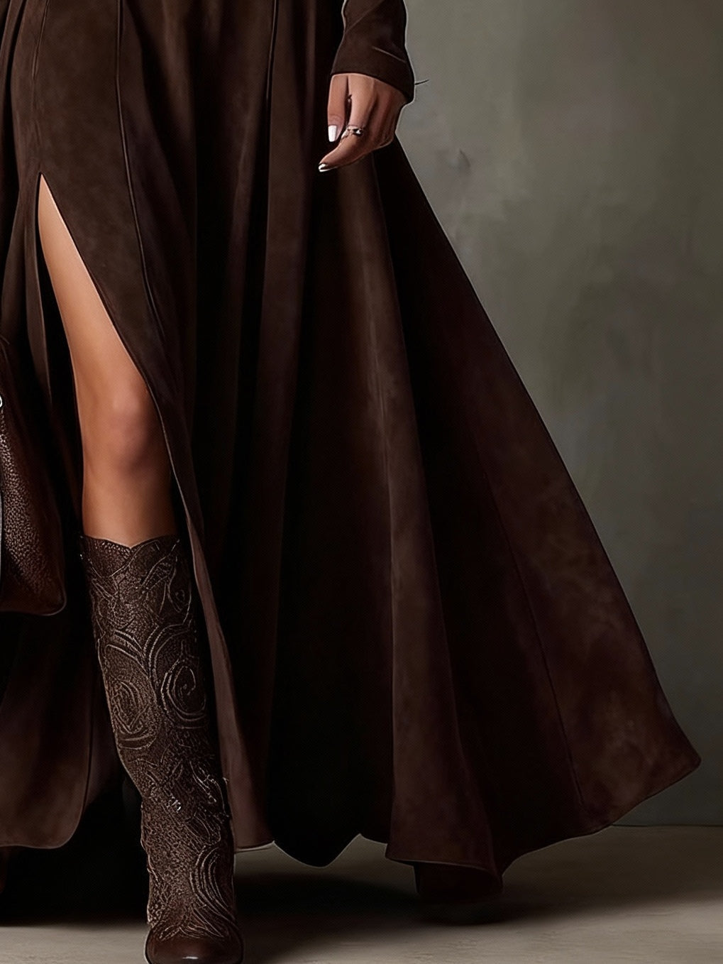 Vestido de Ante Sintético con Cuello Alto, Manga Larga y Abertura (Incluye cinturón)